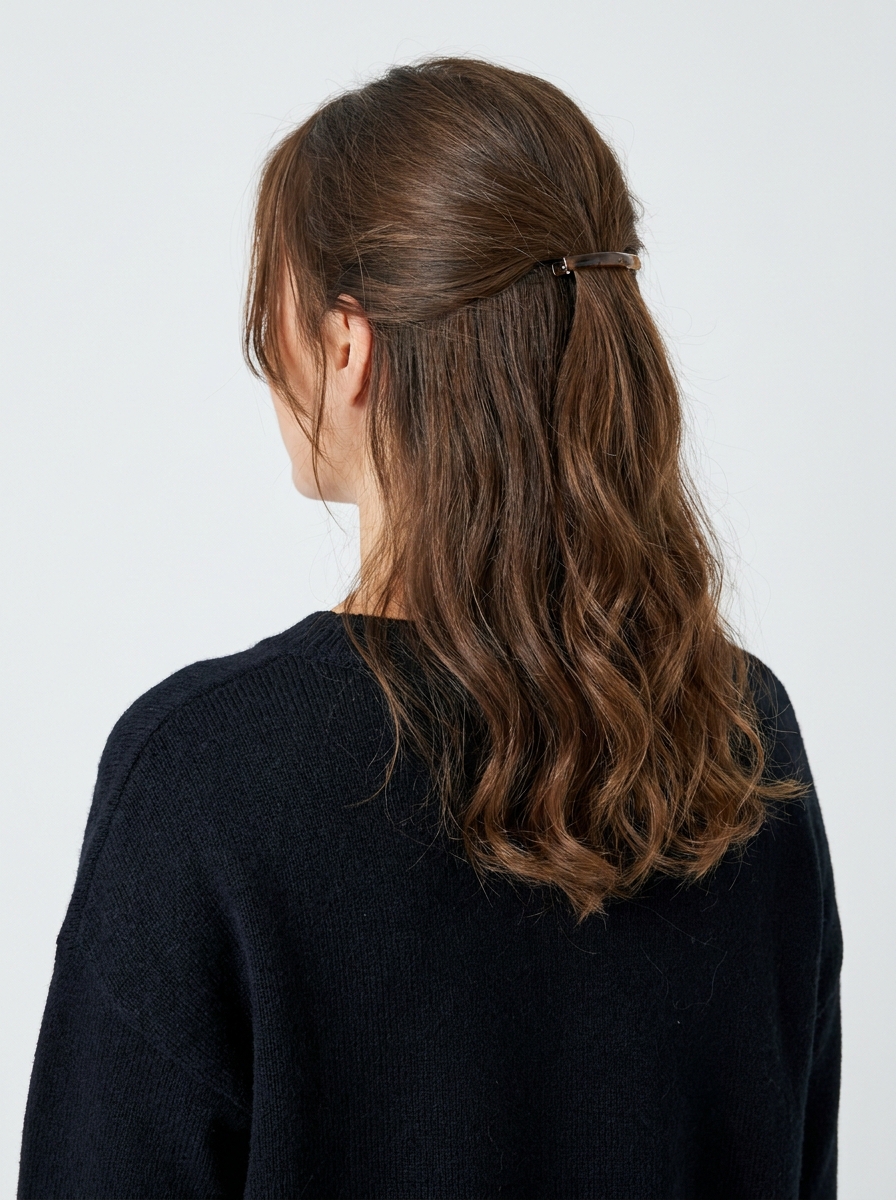 Half-Up Style mit leichtem Crown Volume als Frisuren für dünne Haare Inspiration 2026